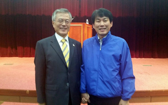 박진영 더불어민주당 상근부대변인이 문재인 대통령과 손을 맞잡고 기념사진을 촬영한 모습. 이 사진은 2019년 9월25일 박 상근부대변인 페이스북에 게재됐다. [박진영 더불어민주당 상근부대변인 페이스북 캡처]